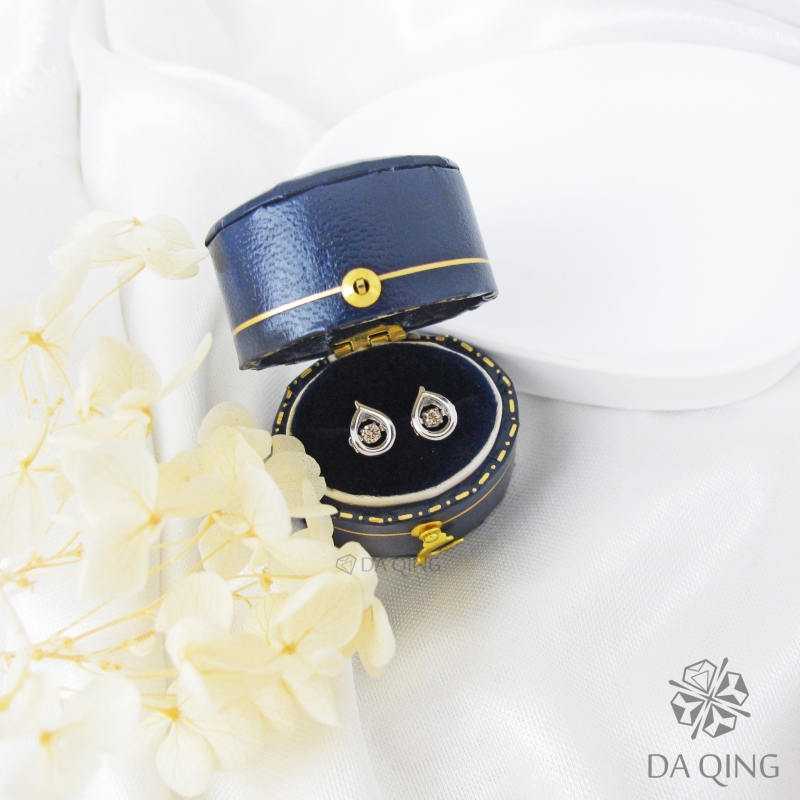 鉑金水滴閃動耳環